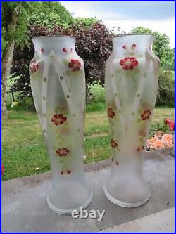 2 grands vases en verre émaillé à décor de fleur (38 cm)