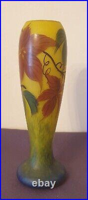 A. DUCOBU, très joli vase à décor peint de feuilles