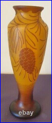 A. DUCOBU, très joli vase à décor peint de pommes de pins