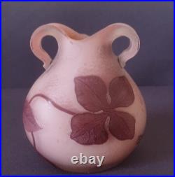 A. Delatte, très joli vase en verre multicouche, à décor floral sur fond rose