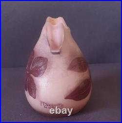 A. Delatte, très joli vase en verre multicouche, à décor floral sur fond rose