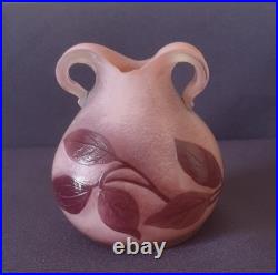 A. Delatte, très joli vase en verre multicouche, à décor floral sur fond rose