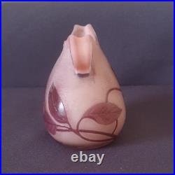 A. Delatte, très joli vase en verre multicouche, à décor floral sur fond rose