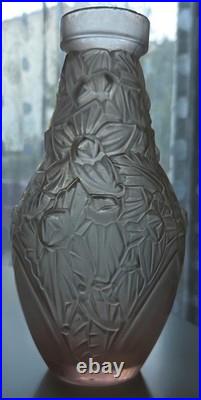 ANDRE DELATTE NANCY Etonnant Vase Art Déco Verre Moulé Pressé satiné, c. 1920