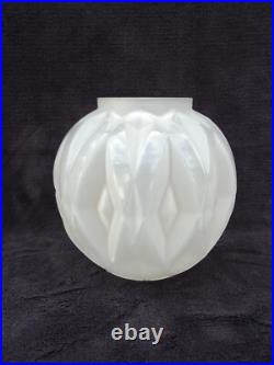 ANDRE HUNEBELLE Vase boule en verre pressé moulé signé A. HUNEBELLE ART DECO ANDRE HUNEBELLE Vase boule en verre pressé moulé signé A. HUNEBELLE ART DECO