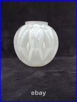 ANDRE HUNEBELLE Vase boule en verre pressé moulé signé A. HUNEBELLE ART DECO ANDRE HUNEBELLE Vase boule en verre pressé moulé signé A. HUNEBELLE ART DECO