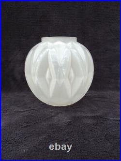 ANDRE HUNEBELLE Vase boule en verre pressé moulé signé A. HUNEBELLE ART DECO ANDRE HUNEBELLE Vase boule en verre pressé moulé signé A. HUNEBELLE ART DECO