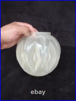 ANDRE HUNEBELLE Vase boule en verre pressé moulé signé A. HUNEBELLE ART DECO ANDRE HUNEBELLE Vase boule en verre pressé moulé signé A. HUNEBELLE ART DECO