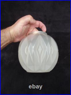 ANDRE HUNEBELLE Vase boule en verre pressé moulé signé A. HUNEBELLE ART DECO ANDRE HUNEBELLE Vase boule en verre pressé moulé signé A. HUNEBELLE ART DECO
