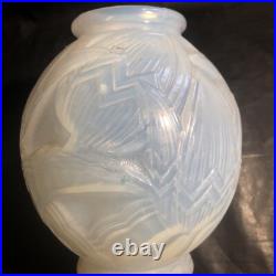 ART DECO VASE PIERRE D'AVESN CIRCA 1930 Modèle Nénuphar Opalescent