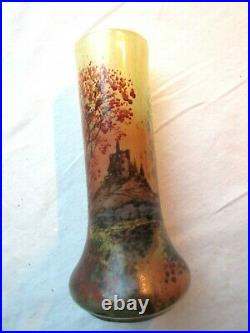 Ancien petit vase en pâte de verre signé LEGRAS, Village entre de grands arbres