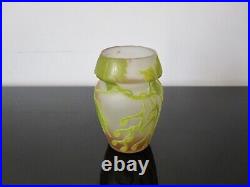 Ancien vase Gallé en verre multicouche dégagé à l'acide. Pate de verre