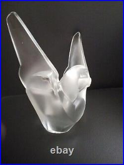 Ancien vase aux colombes cristal signé Lalique France modèle Sylvie pique fleur