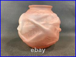 Ancien vase boule à fleurs en verre moulé rose vintage décors oiseaux cygnes oie