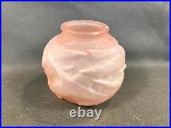 Ancien vase boule à fleurs en verre moulé rose vintage décors oiseaux cygnes oie