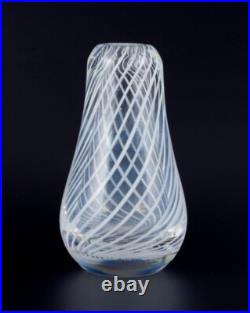 Artiste verrier scandinave. Vase d'art en verre transparent aux lignes blanches Artiste verrier scandinave. Vase d'art en verre transparent aux lignes blanches