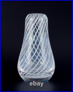 Artiste verrier scandinave. Vase d'art en verre transparent aux lignes blanches Artiste verrier scandinave. Vase d'art en verre transparent aux lignes blanches