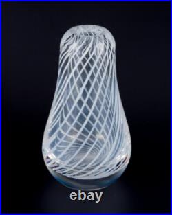 Artiste verrier scandinave. Vase d'art en verre transparent aux lignes blanches Artiste verrier scandinave. Vase d'art en verre transparent aux lignes blanches