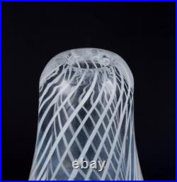 Artiste verrier scandinave. Vase d'art en verre transparent aux lignes blanches Artiste verrier scandinave. Vase d'art en verre transparent aux lignes blanches