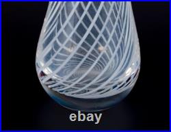 Artiste verrier scandinave. Vase d'art en verre transparent aux lignes blanches Artiste verrier scandinave. Vase d'art en verre transparent aux lignes blanches