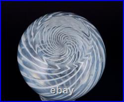 Artiste verrier scandinave. Vase d'art en verre transparent aux lignes blanches Artiste verrier scandinave. Vase d'art en verre transparent aux lignes blanches