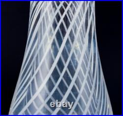 Artiste verrier scandinave. Vase d'art en verre transparent aux lignes blanches Artiste verrier scandinave. Vase d'art en verre transparent aux lignes blanches