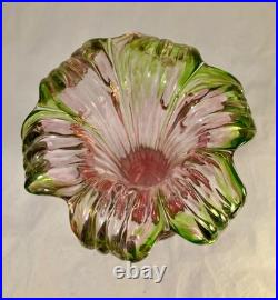 Attribué à Legras. Beau vase évasé en verre soufflé et teinté violet vert. 1900