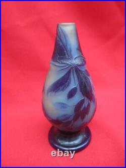 Authentique vase signé Gallé Décor floral dégagé à l'acide Authentique vase signé Gallé Décor floral dégagé à l'acide