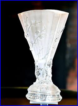 BACCARAT. Vase éventail d'inspiration Japonisante, en cristal satiné 1880