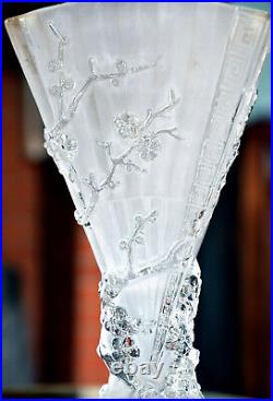 BACCARAT. Vase éventail d'inspiration Japonisante, en cristal satiné 1880