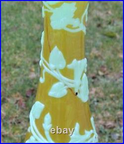 BACCARAT ancien grand vase verre opalin doublé à décor de lierre en tournant