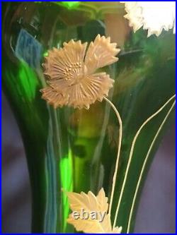 Baccarat / Vase en verre teinté vert et doré or aux fleurs / Art Nouveau