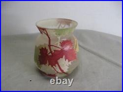 Beau petit vase en verre à décor émaillé de feuilles d'automne vers 1900-1920