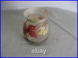 Beau petit vase en verre à décor émaillé de feuilles d'automne vers 1900-1920