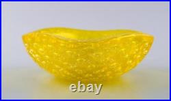 Bol en verre d'art de Murano jaune. Italy, 1960s/70s