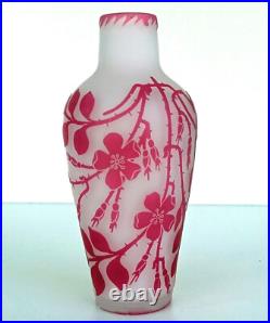 CRISTALLERIE DE PANTIN Vase en Verre Multicouche Gravé Acide Signé ca 1900