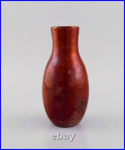 Céramiste de studio européen. Vase unique en grès émaillé. Mid-20th C Céramiste de studio européen. Vase unique en grès émaillé. Mid-20th C