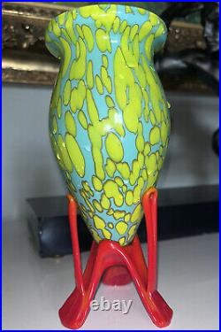 Clichy. Vase en verre coloré sur pied tripode. Hauteur 20cm