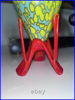 Clichy. Vase en verre coloré sur pied tripode. Hauteur 20cm