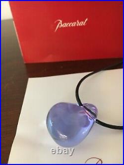 Collier pendentif galet couleur violet clair en cristal de Baccarat