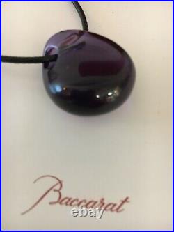 Collier pendentif galet couleur violet foncé en cristal de Baccarat