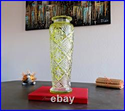 Cristal Baccarat, vase taillé fantaisie couleur Jaune Chartreuse. H40cm