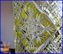 Cristal Baccarat, vase taillé fantaisie couleur Jaune Chartreuse. H40cm