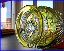 Cristal Baccarat, vase taillé fantaisie couleur Jaune Chartreuse. H40cm