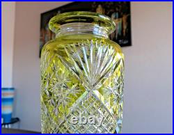 Cristal Baccarat, vase taillé fantaisie couleur Jaune Chartreuse. H40cm