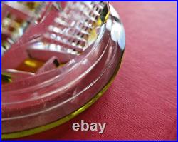 Cristal Baccarat, vase taillé fantaisie couleur Jaune Chartreuse. H40cm