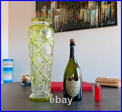 Cristal Baccarat, vase taillé fantaisie couleur Jaune Chartreuse. H40cm