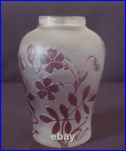 Cristallerie de Pantin, très joli vase double couche à décor de violettes
