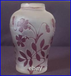 Cristallerie de Pantin, très joli vase double couche à décor de violettes