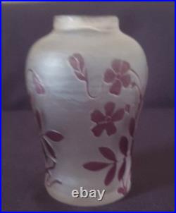 Cristallerie de Pantin, très joli vase double couche à décor de violettes